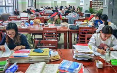 大学生毕业却找不到合适工作,只能去工厂上班,看完很心酸